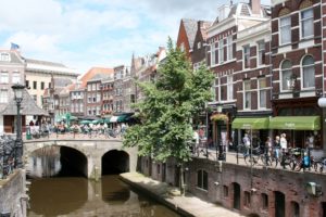 Auto sloop Utrecht langs grachten
