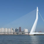 Sloopauto op de Erasmusbrug in Rotterdam na een ongeval dus schadeauto