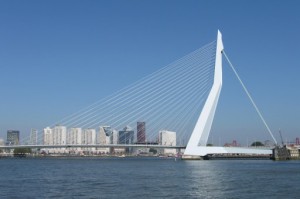 Sloopauto op de Erasmusbrug in Rotterdam na een ongeval dus schadeauto